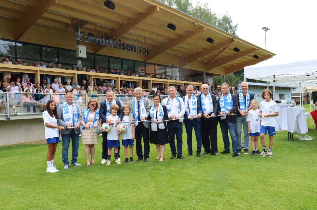 Mit dem Banddurchschnitt wurde die Tribüne offiziell ihrer Bestimmung übergeben. Im Bild: Kiara, BM Ronny Stangl, Eva Bauer von der Bezirkshauptmannschaft, Aspangberg-St. Peter-Ortschef Bernhard Brunner (ÖVP), Michael und Marian, Landtagsabgeordneter Hermann Hauer, Bürgermeisterin Doris Faustmann (beide ÖVP), SCA-Obmann Josef Hlawka, Raiffeisen-Chef Johann Sperhansl, NÖFV-Präsident Johann Gartner, Architekt Christian Farcher, Ex-Obmann Franz "Billy" Binder sowie Eva und Kilian.                Foto Tanja Barta