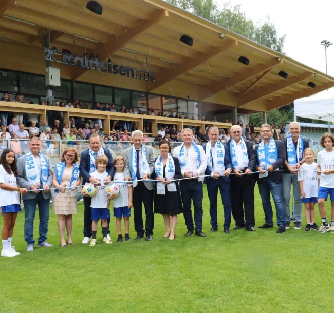 Mit dem Banddurchschnitt wurde die Tribüne offiziell ihrer Bestimmung übergeben. Im Bild: Kiara, BM Ronny Stangl, Eva Bauer von der Bezirkshauptmannschaft, Aspangberg-St. Peter-Ortschef Bernhard Brunner (ÖVP), Michael und Marian, Landtagsabgeordneter Hermann Hauer, Bürgermeisterin Doris Faustmann (beide ÖVP), SCA-Obmann Josef Hlawka, Raiffeisen-Chef Johann Sperhansl, NÖFV-Präsident Johann Gartner, Architekt Christian Farcher, Ex-Obmann Franz "Billy" Binder sowie Eva und Kilian.                Foto Tanja Barta
